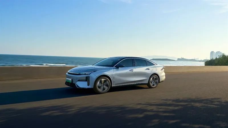 预售先享提车价8.98万元起！吉利银河L6 EM-i树立“2L级国民精品家轿”新标杆