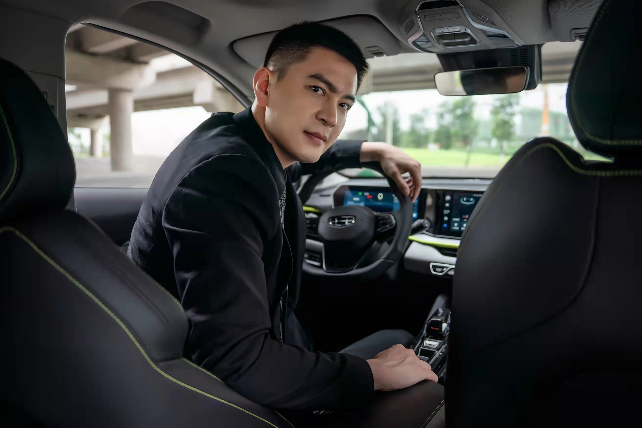 你的方向盘总是跑偏是什么原因？怎么纠正？