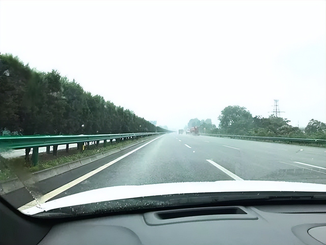 你的方向盘总是跑偏是什么原因？怎么纠正？