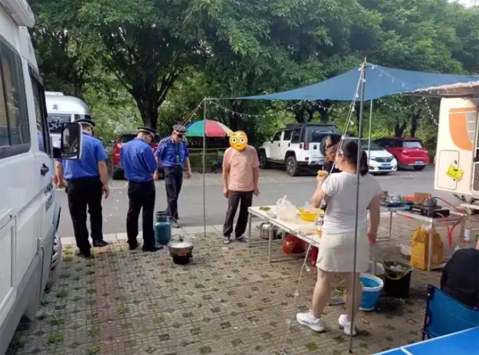 蒙自公共场所不再允许房车生火做饭，为何房车越来越不招人待见？