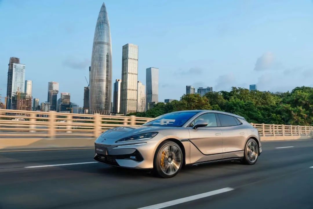 2024年销量突破：比亚迪如何成为新能源汽车的世界冠军？