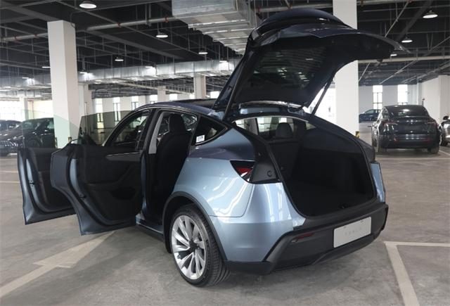 全网首测焕新Model Y，更赛博更舒适