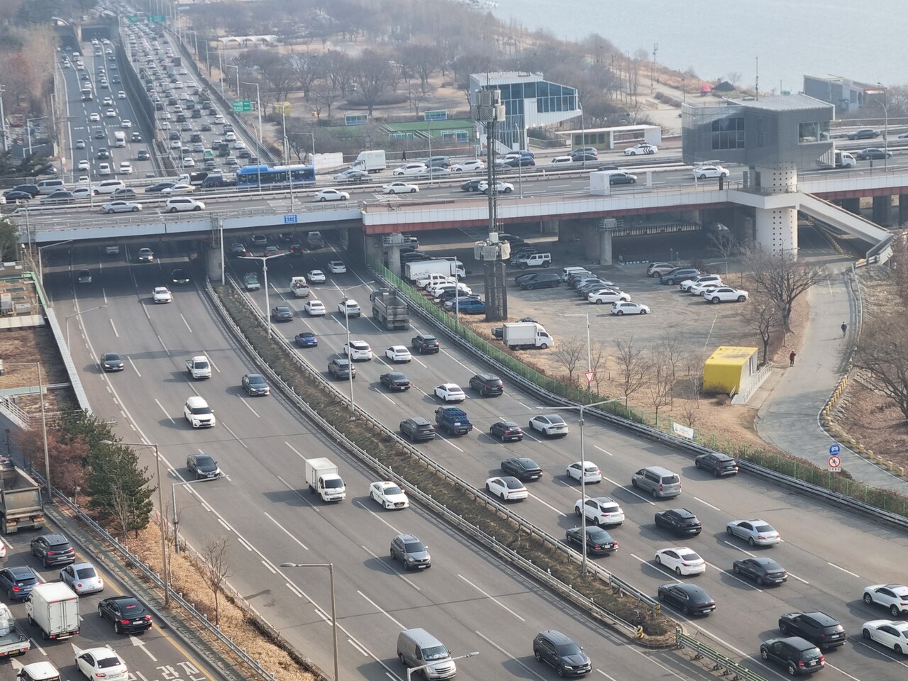 【韩系动向1468】韩国汽车保有量超2600万辆，每1.95人一辆车！