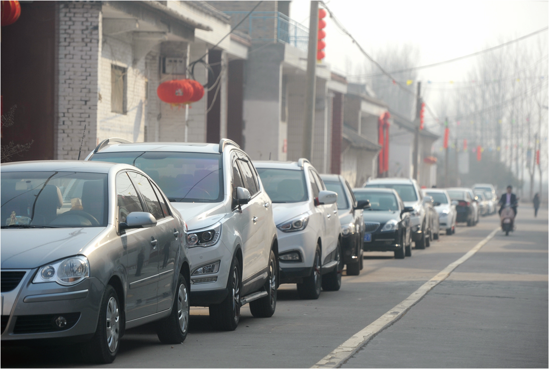 “一年两箱油”是诸多农村车主用车常态，生活在农村需要买车吗？