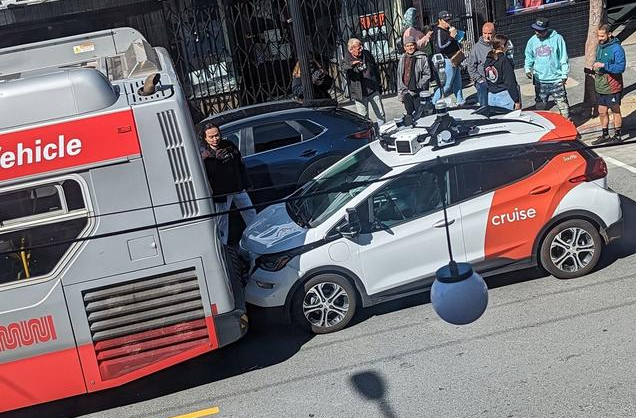 碰撞到贴有“测试车辆随时停车”的自动驾驶汽车，有责任吗？