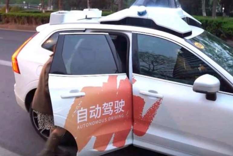 碰撞到贴有“测试车辆随时停车”的自动驾驶汽车，有责任吗？