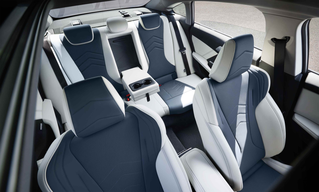 全新BMW 2系四门轿跑上市，售价25.99万元起！