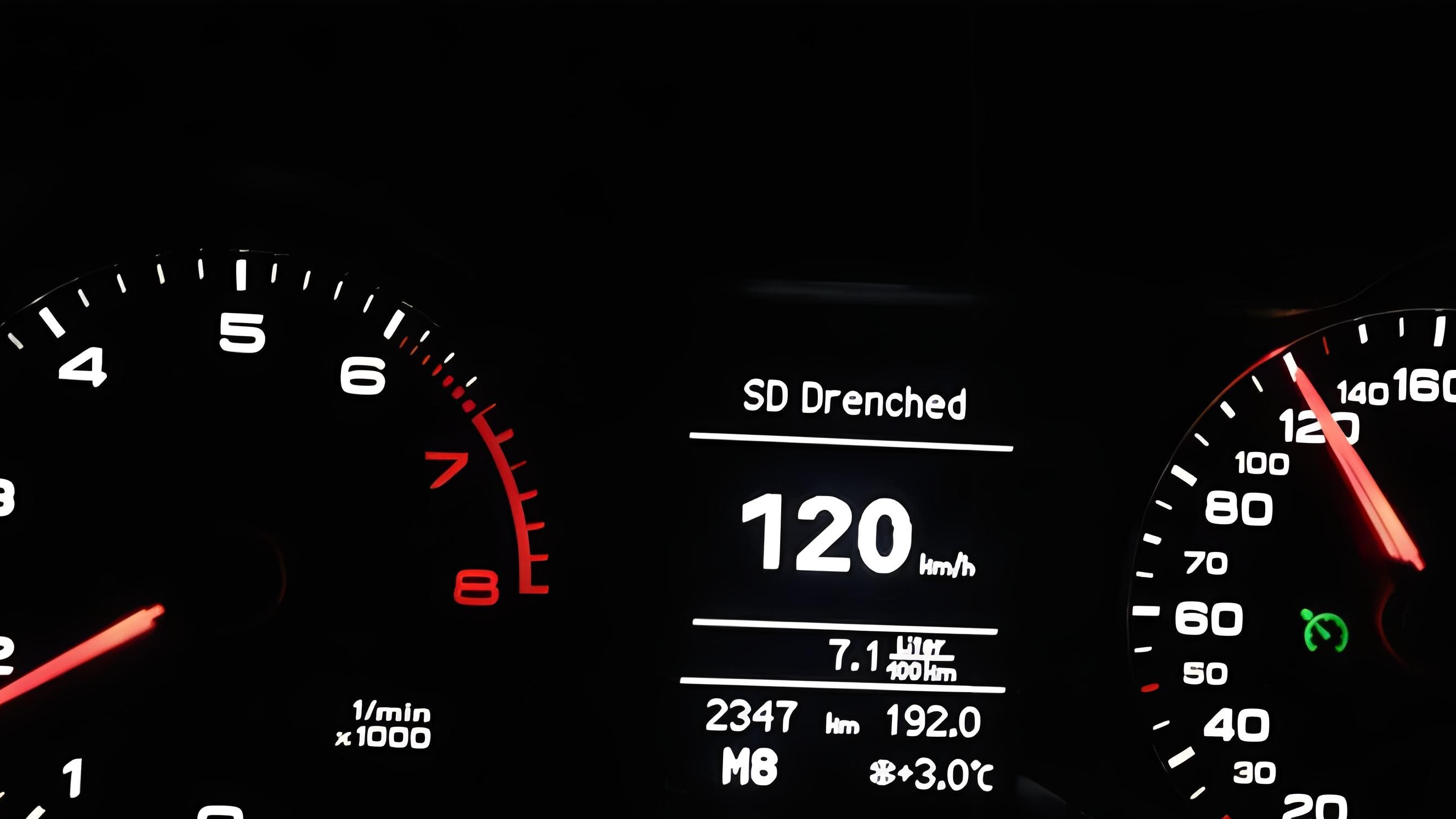 车速120，为什么发动机转速有的3000转有的2000转？哪种更省油？