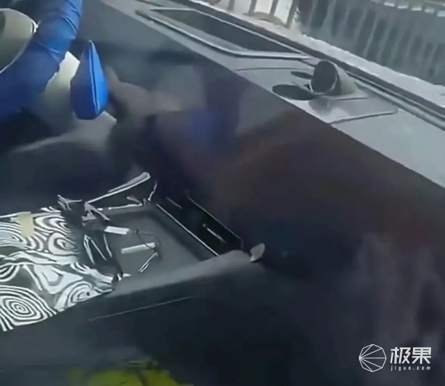 30万起售！问界M8实车曝光，M9旗舰技术下放，下一个爆款预定？