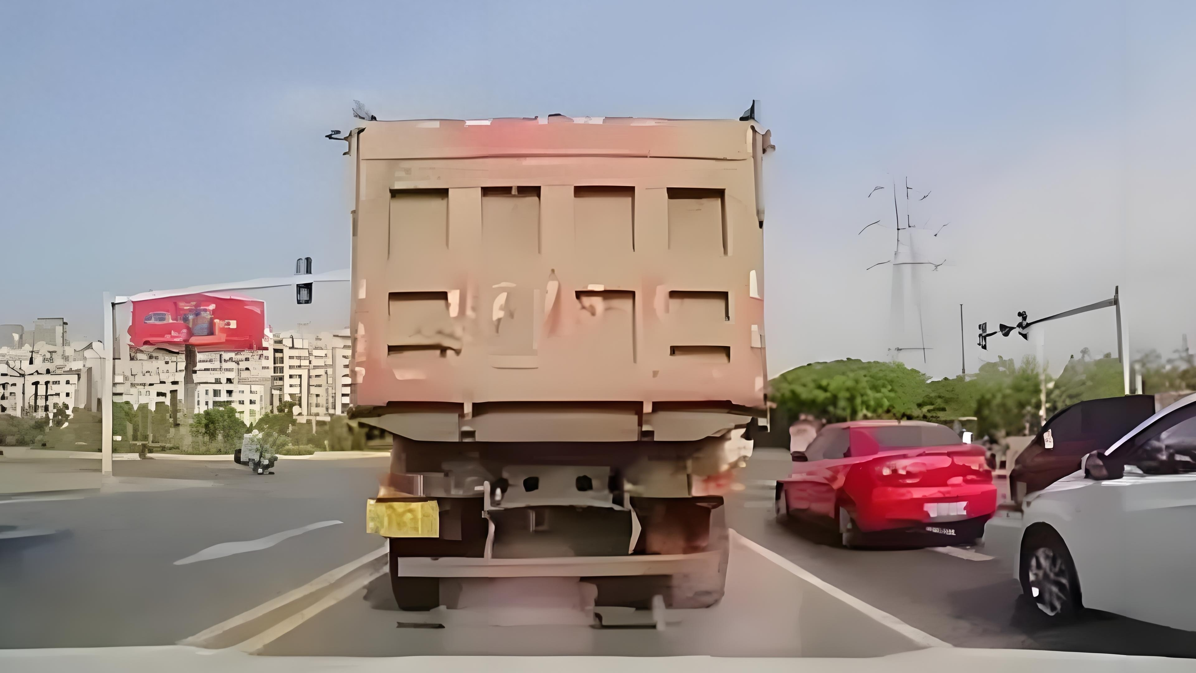 跟在大车后面闯红灯可免于处罚？交警告诉你真相，下次不要做错了
