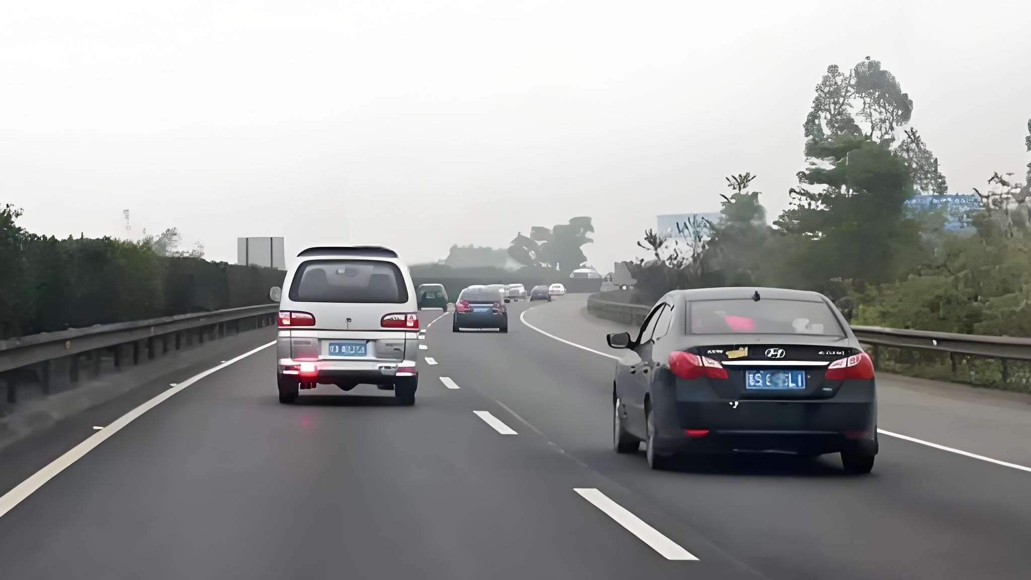 为什么高速上大家都喜欢扎堆行驶？