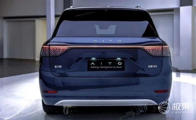 30万起售！问界M8实车曝光，M9旗舰技术下放，下一个爆款预定？