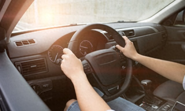 为什么很多人都喜欢单手开车？另一只手在干什么？