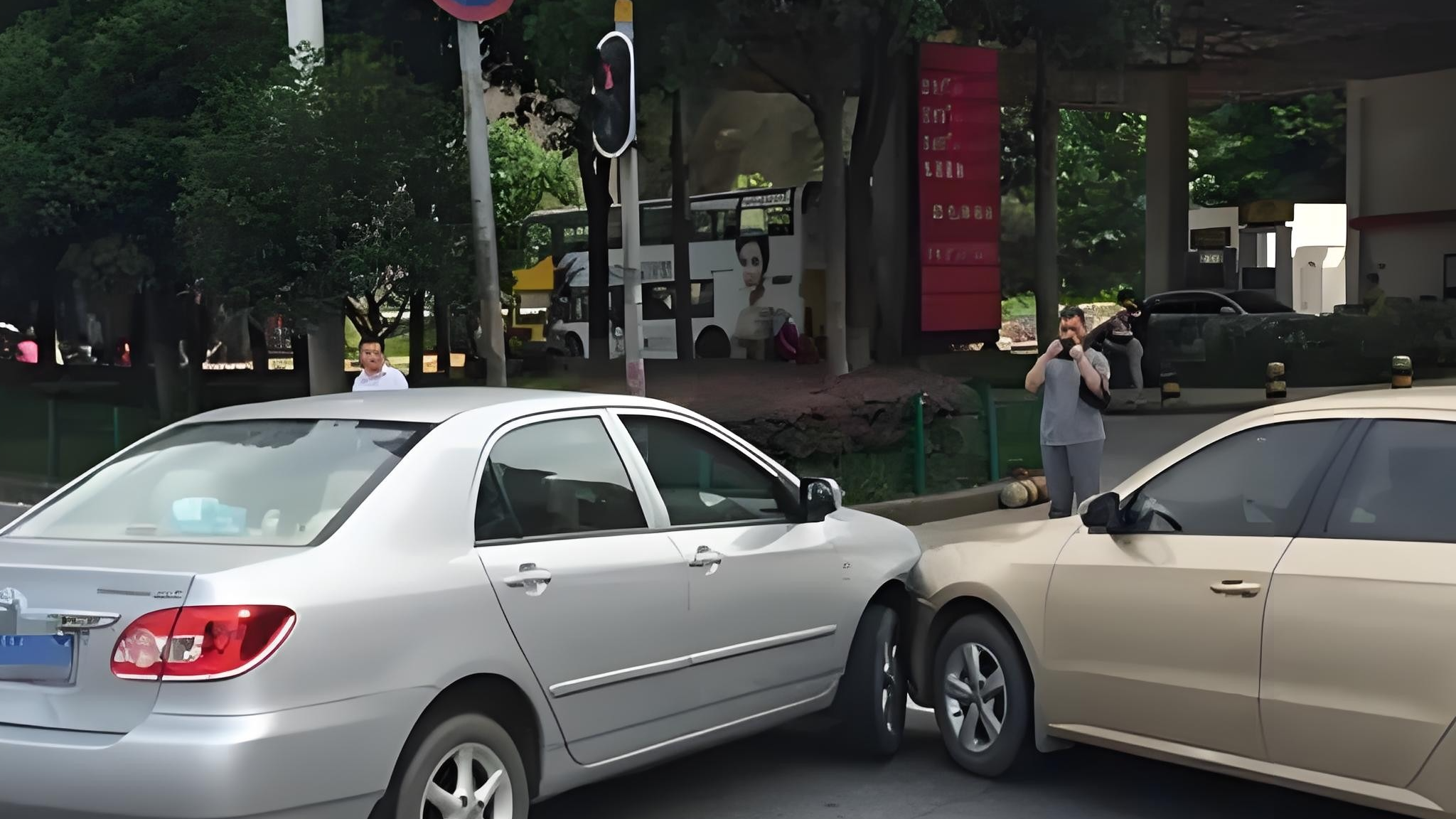 两辆车同时变道发生碰撞，到底是谁的责任？