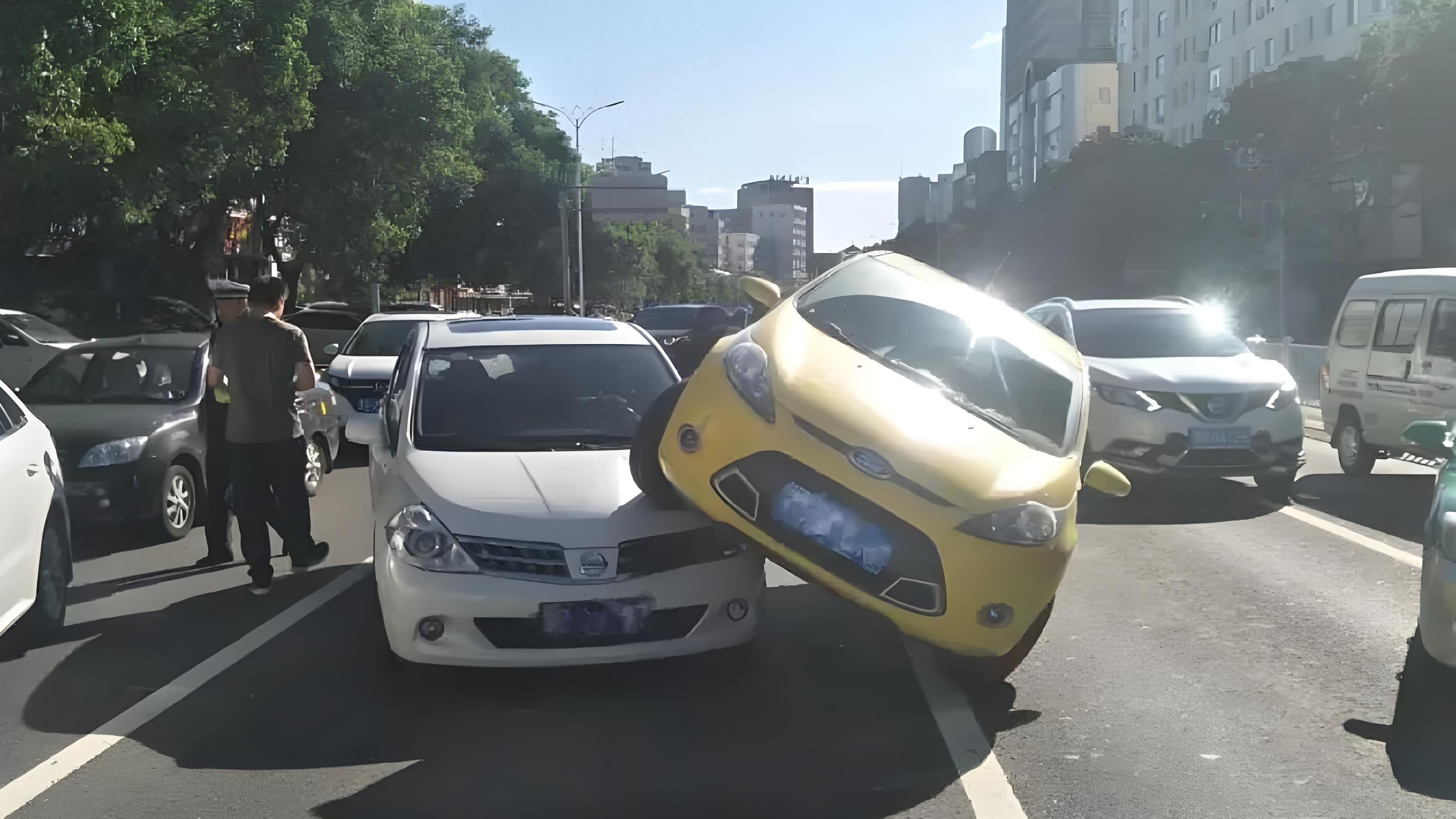 两辆车同时变道发生碰撞，到底是谁的责任？