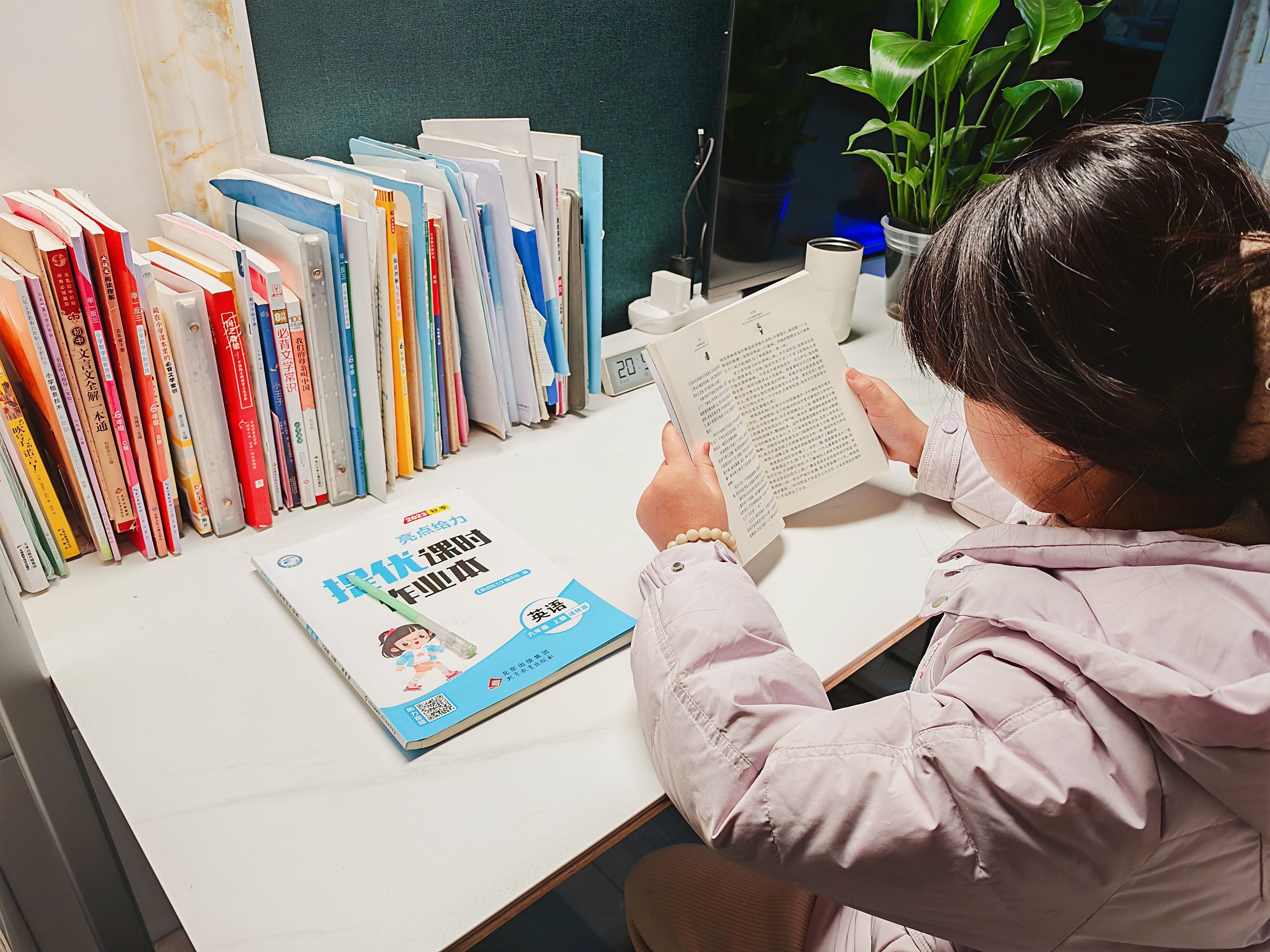 用光保护视力，米家立式学习灯Pro，孩子学习路上的贴心伙伴