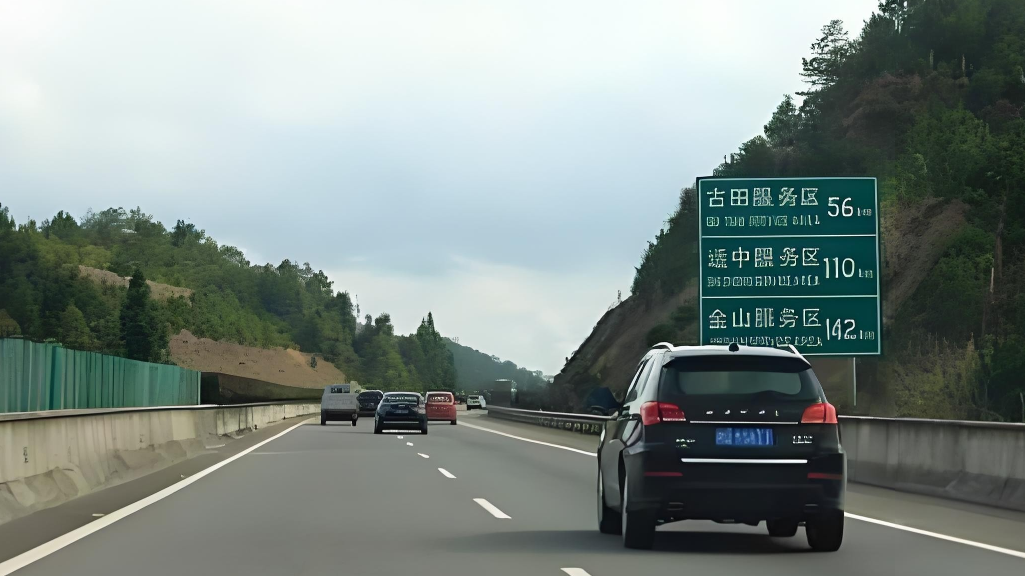 开车跑高速，新手和老司机的区别就这4点，只要都做到了就是高手