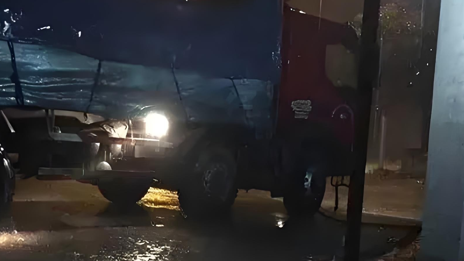 为什么大货车要安装一个朝后照很亮的大灯？照的后车什么也看不见