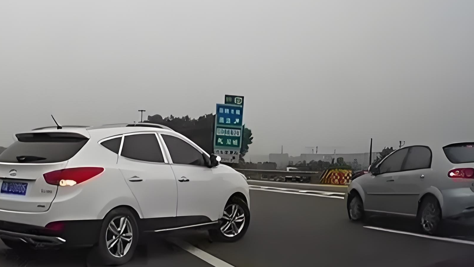 开车跑高速，新手和老司机的区别就这4点，只要都做到了就是高手