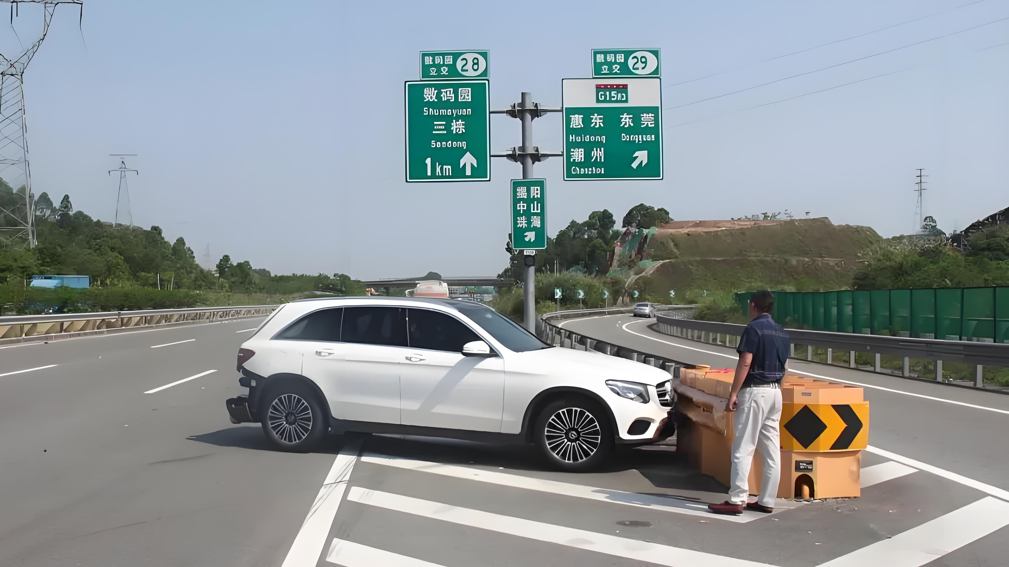 高速临近出口，应该距离多远靠右侧行驶？