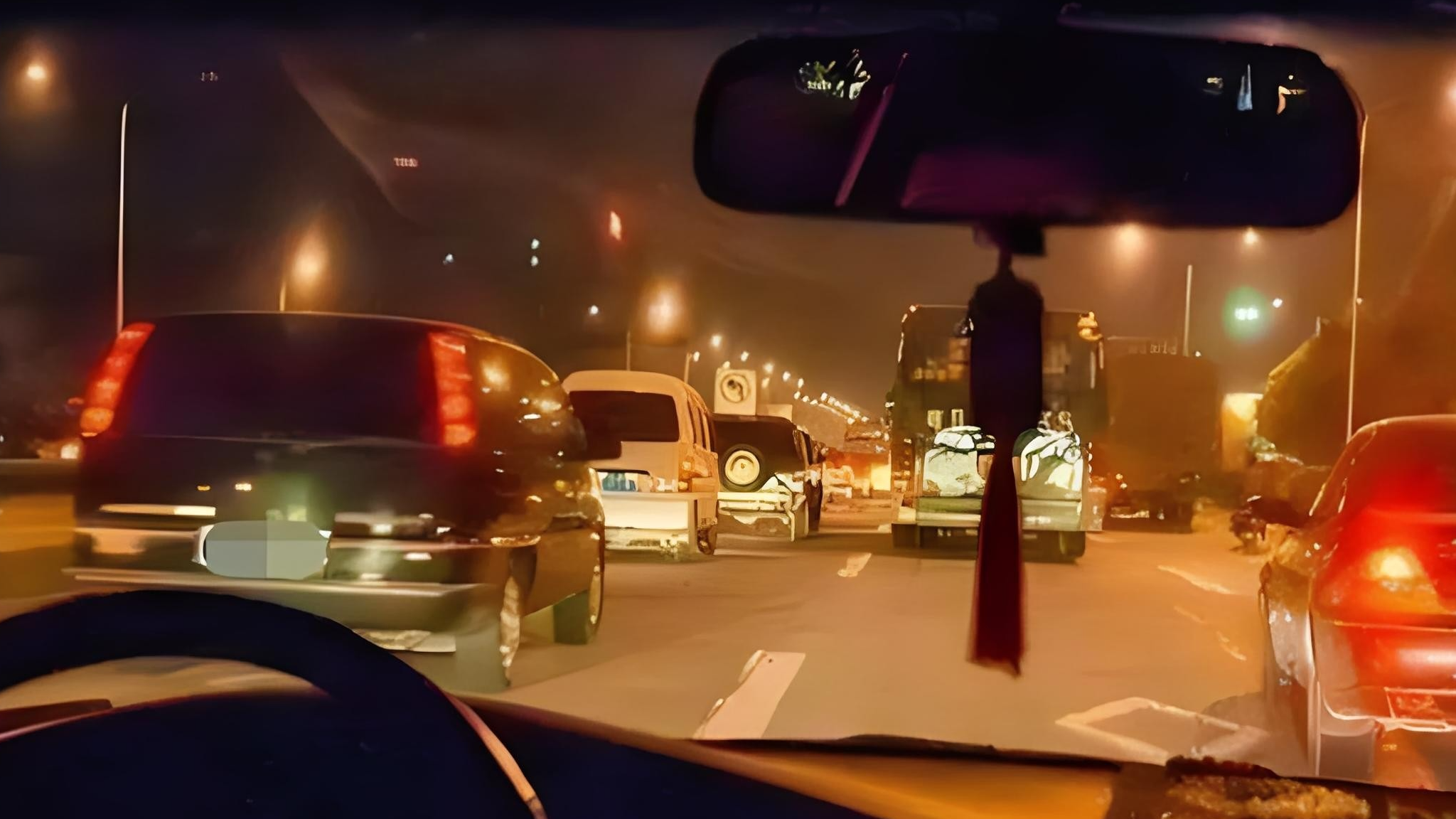 晚上开车跑高速，怎样保证自己的安全？这4个小技巧很少有人知道