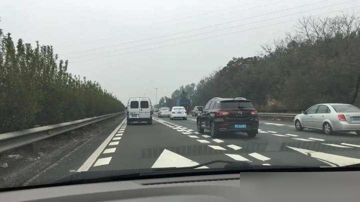 在高速公路上行驶，最重要的驾驶技巧是什么？说出来别不信