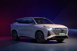 10.99万元，长安UNI-Z PHEV 125公里战舰版上市，综合续航1200公里