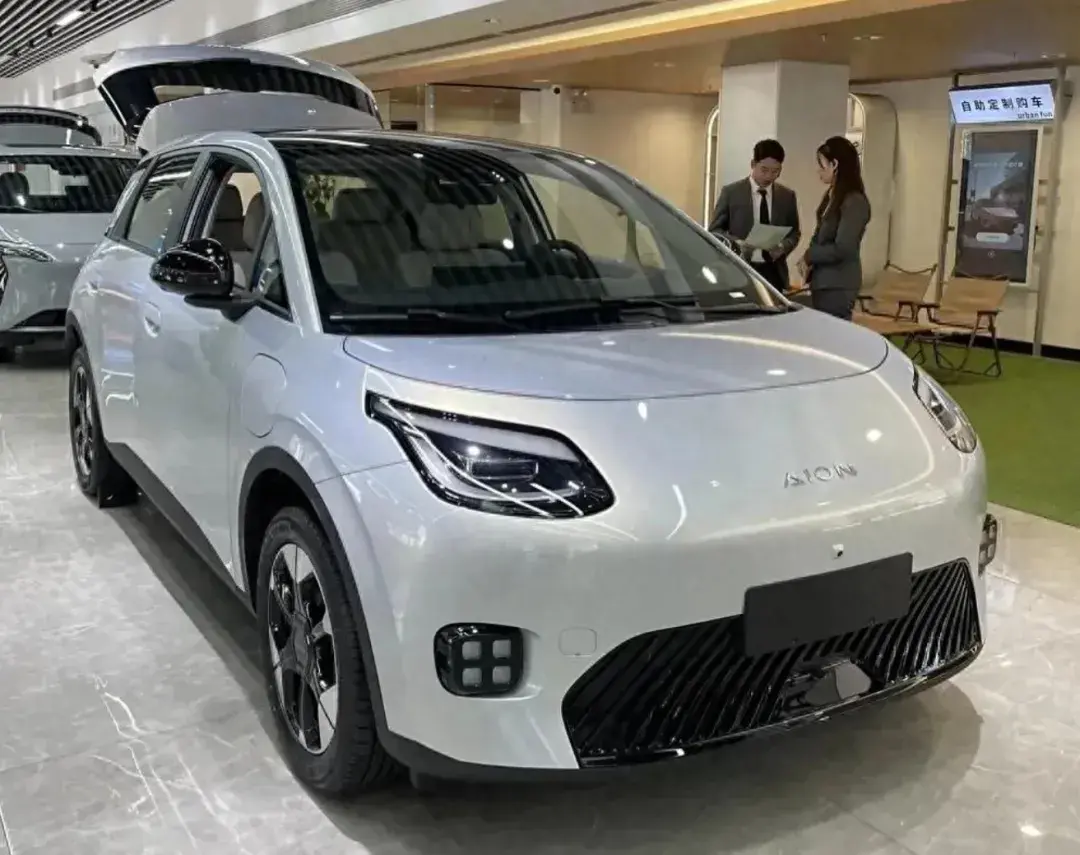 埃安UT和比亚迪海豚，谁才是10万以内最值得推荐的纯电轿车？