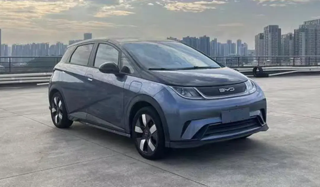 埃安UT和比亚迪海豚，谁才是10万以内最值得推荐的纯电轿车？
