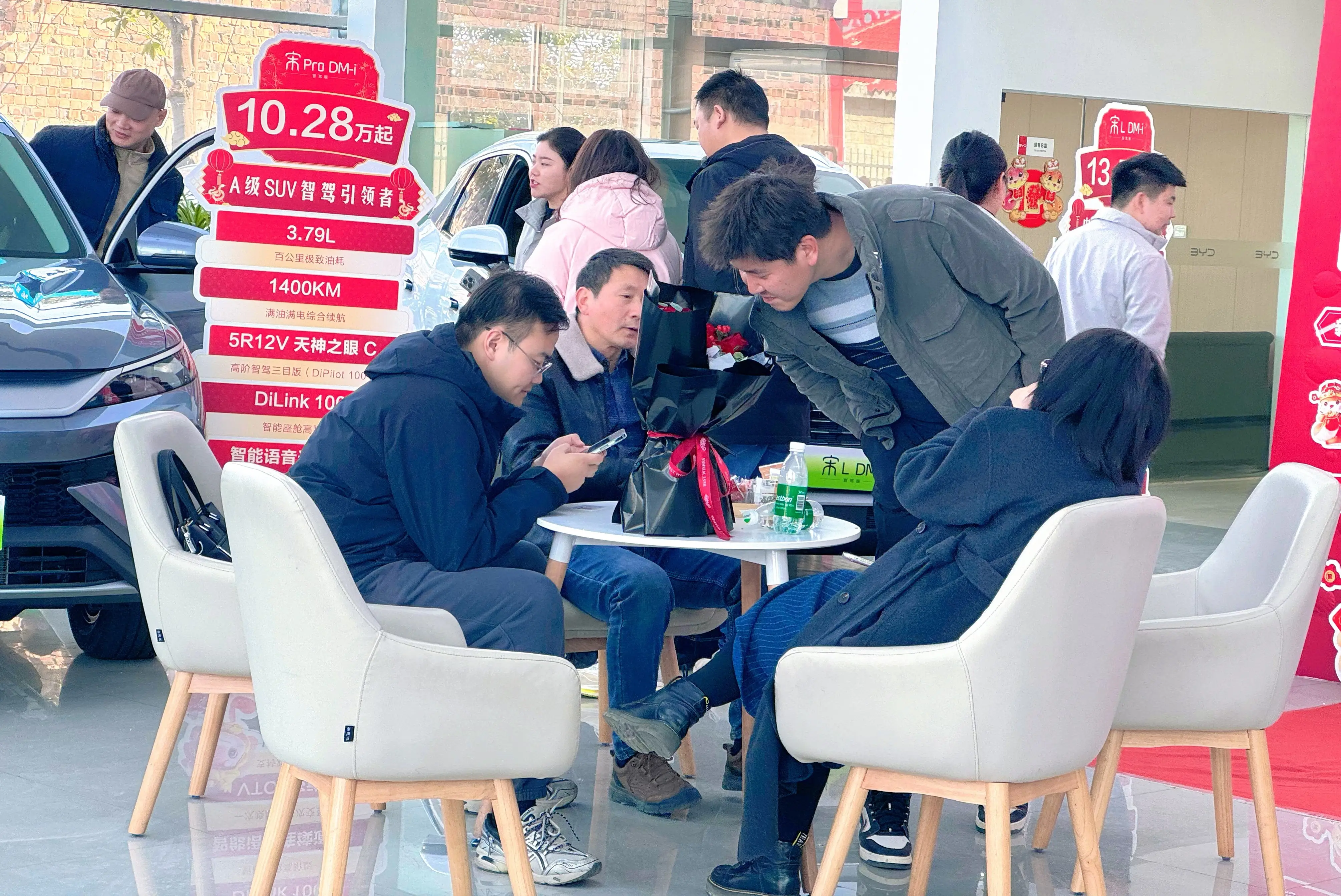 比亚迪王朝10款新车开创全民智驾时代，终端销售门庭若市