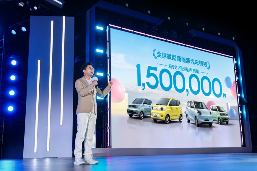 宏光MINIEV四门版上市4.48万元起 开启代步车2.0时代