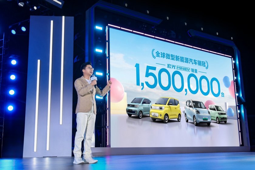 开启代步车2.0时代！宏光MINIEV四门版上市4.48万起售