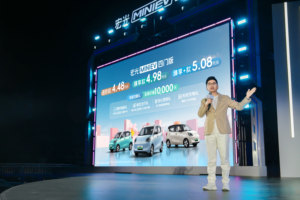 开启代步车2.0时代！宏光MINIEV四门版上市4.48万起售