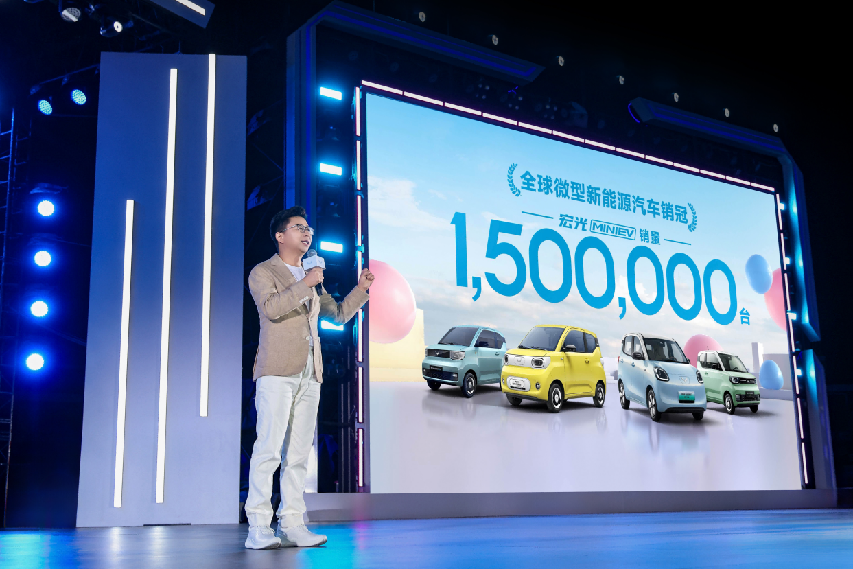 谁还敢说老头乐？宏光MINIEV四门版上市，售价4.48万起