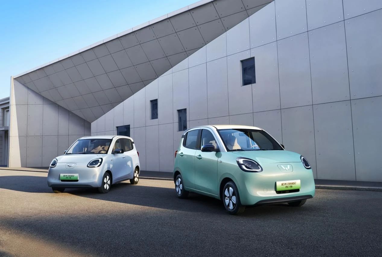 谁还敢说老头乐？宏光MINIEV四门版上市，售价4.48万起