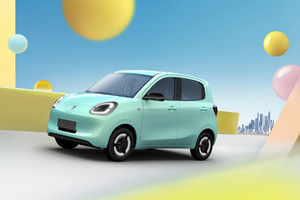 这价格贵不贵？宏光MINI EV4门版上市，这下可以全家市区代步了