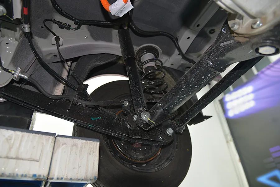 奔腾小马拆车：两万元微型纯电底盘，你猜到底什么样？