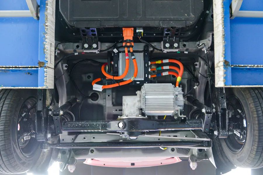 奔腾小马拆车：两万元微型纯电底盘，你猜到底什么样？