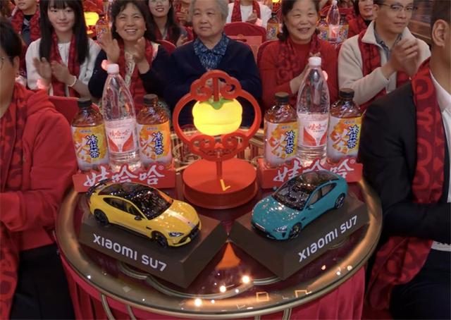给春晚明星车颁奖，谁是抢镜王？