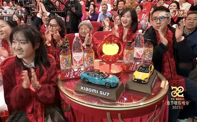 给春晚明星车颁奖，谁是抢镜王？
