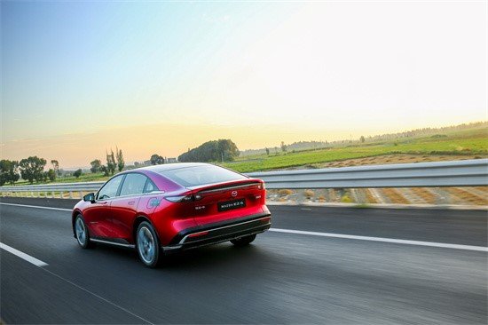 9.98万起！马自达EZ-6掀翻B级车市场，6年0息+终身零燃权益，电车比油车更香！