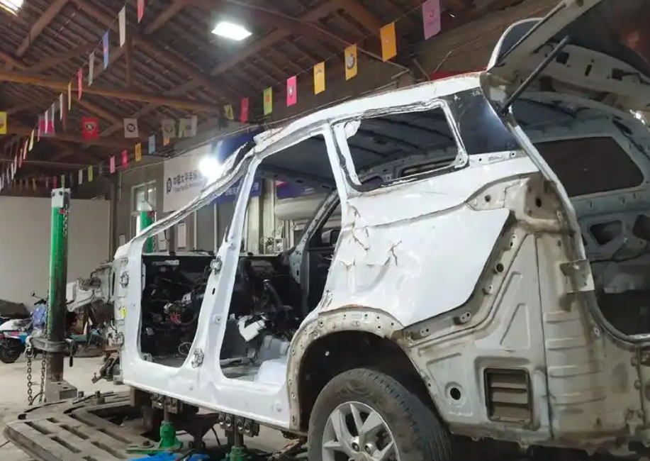 女子花费40万购入二手奔驰事故车，续保时却被告知车辆为全损车