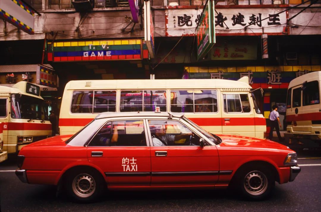 每一位香港的士司机都在播《讲不出再见》