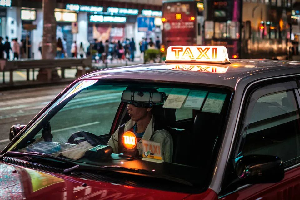 每一位香港的士司机都在播《讲不出再见》