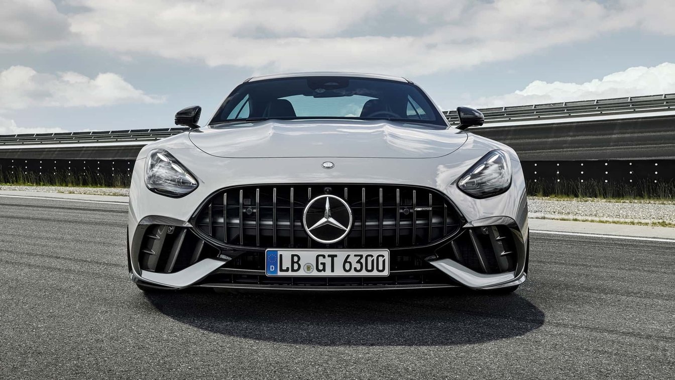 2025款奔驰AMG GT63 Pro：专属车漆+4.0L+V8发动机 零百加速3.1秒