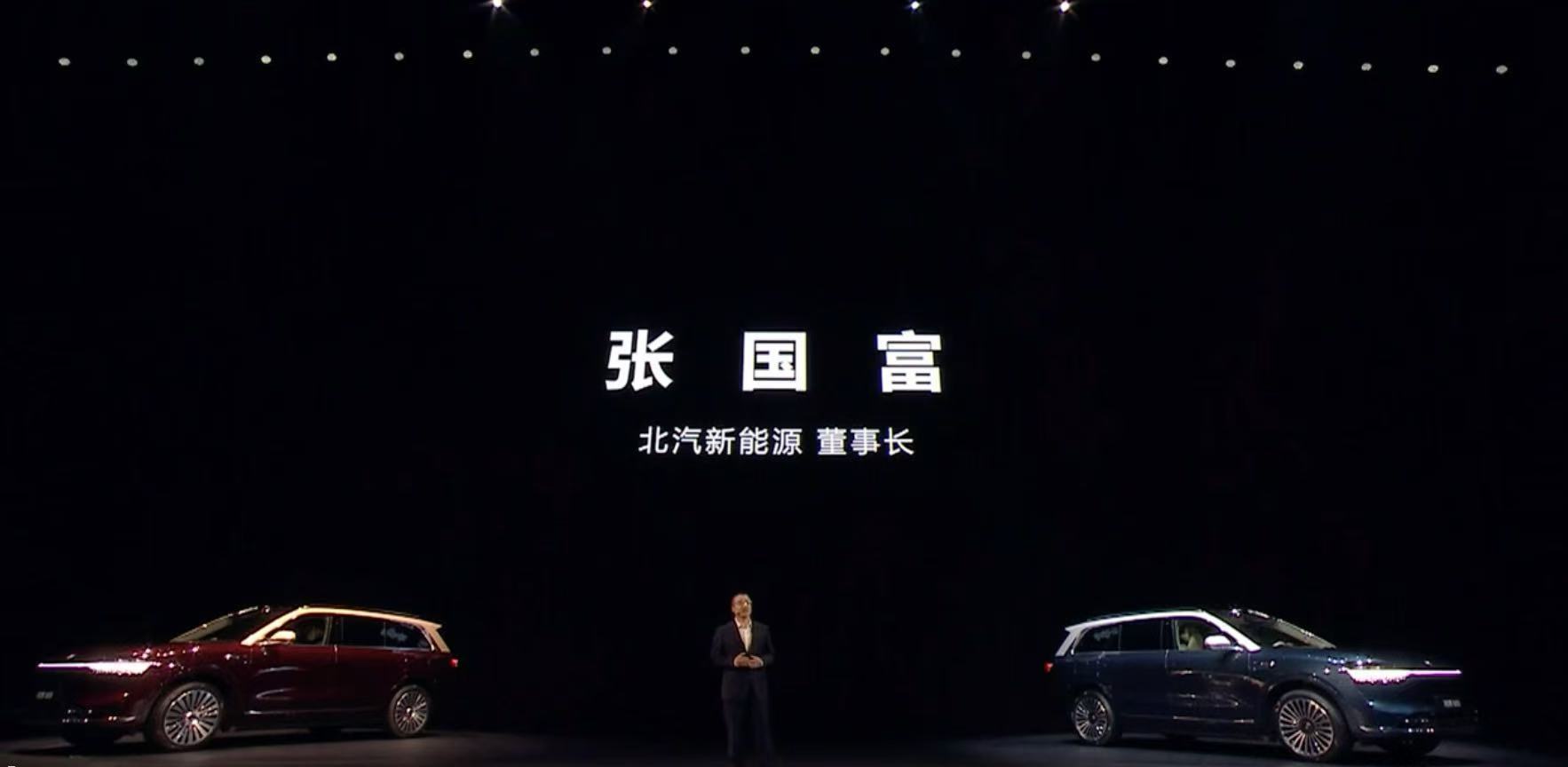 夜晚街道上的汽车 中度可信度描述已自动生成