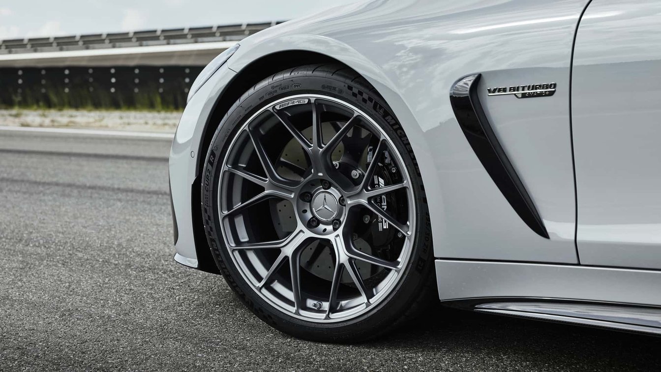 2025款奔驰AMG GT63 Pro：专属车漆+4.0L+V8发动机 零百加速3.1秒
