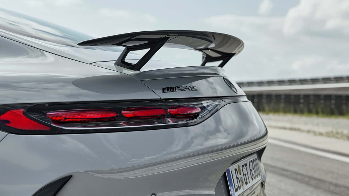 2025款奔驰AMG GT63 Pro：专属车漆+4.0L+V8发动机 零百加速3.1秒