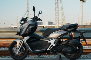 15999 元解锁 “地表最强” 跨界摩托？QJMOTOR 鸿 250ADV 登场