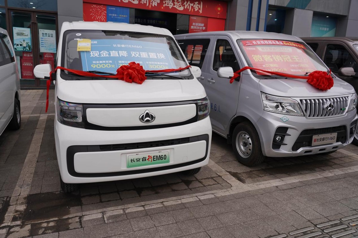 探店有惊喜，新一代长安睿行EM60太适合拉货了